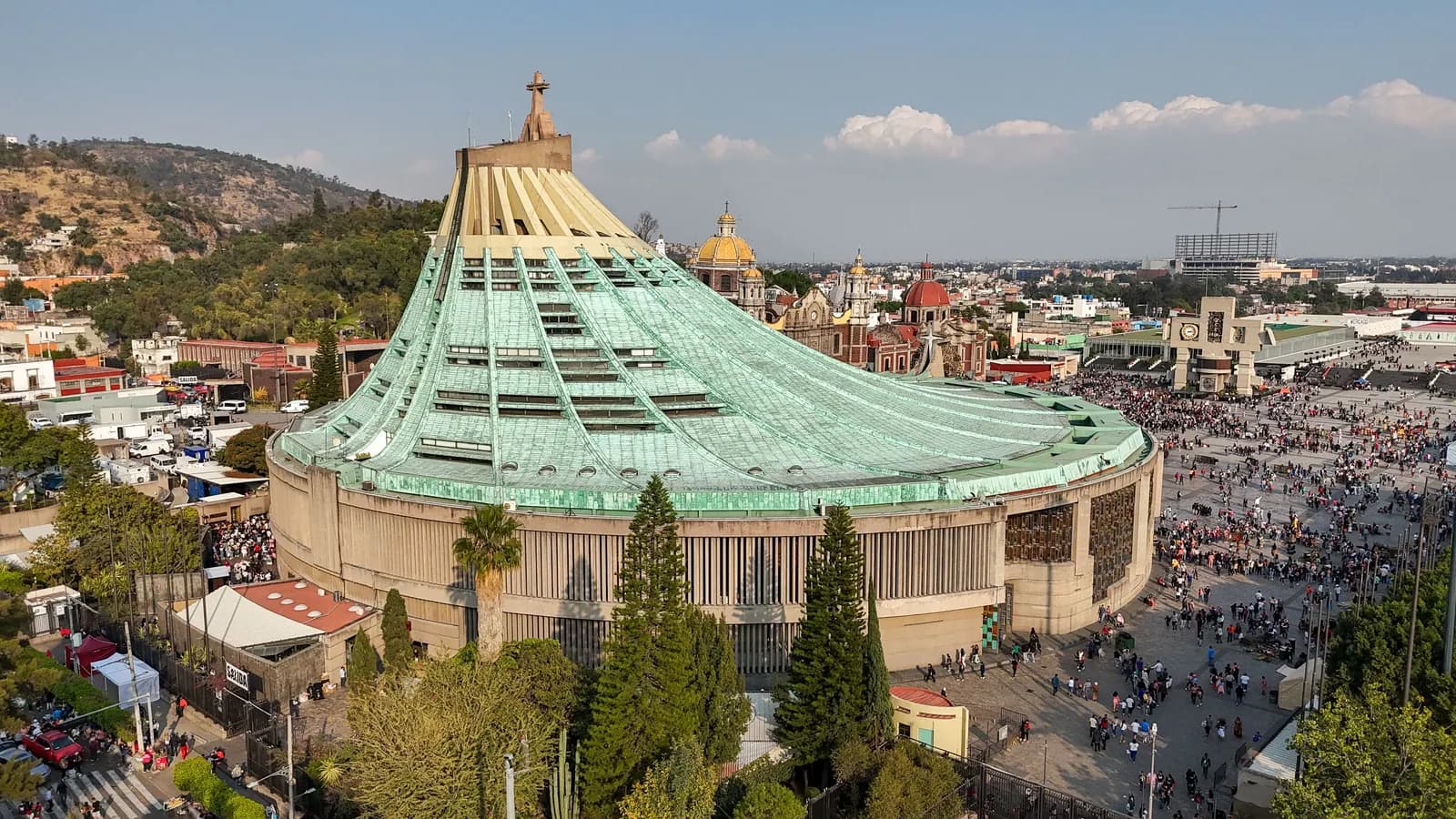 Vista aérea de la Basílica de Guadalupe en Ciudad de México con luz de tarde, junto al cerro del Tepeyac