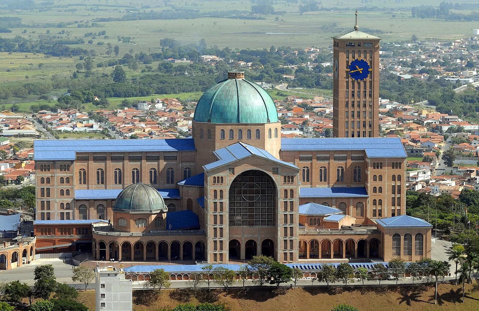 Vista aérea del Santuario Nacional de Nuestra Señora Aparecida en Brasil, con su cúpula y torre