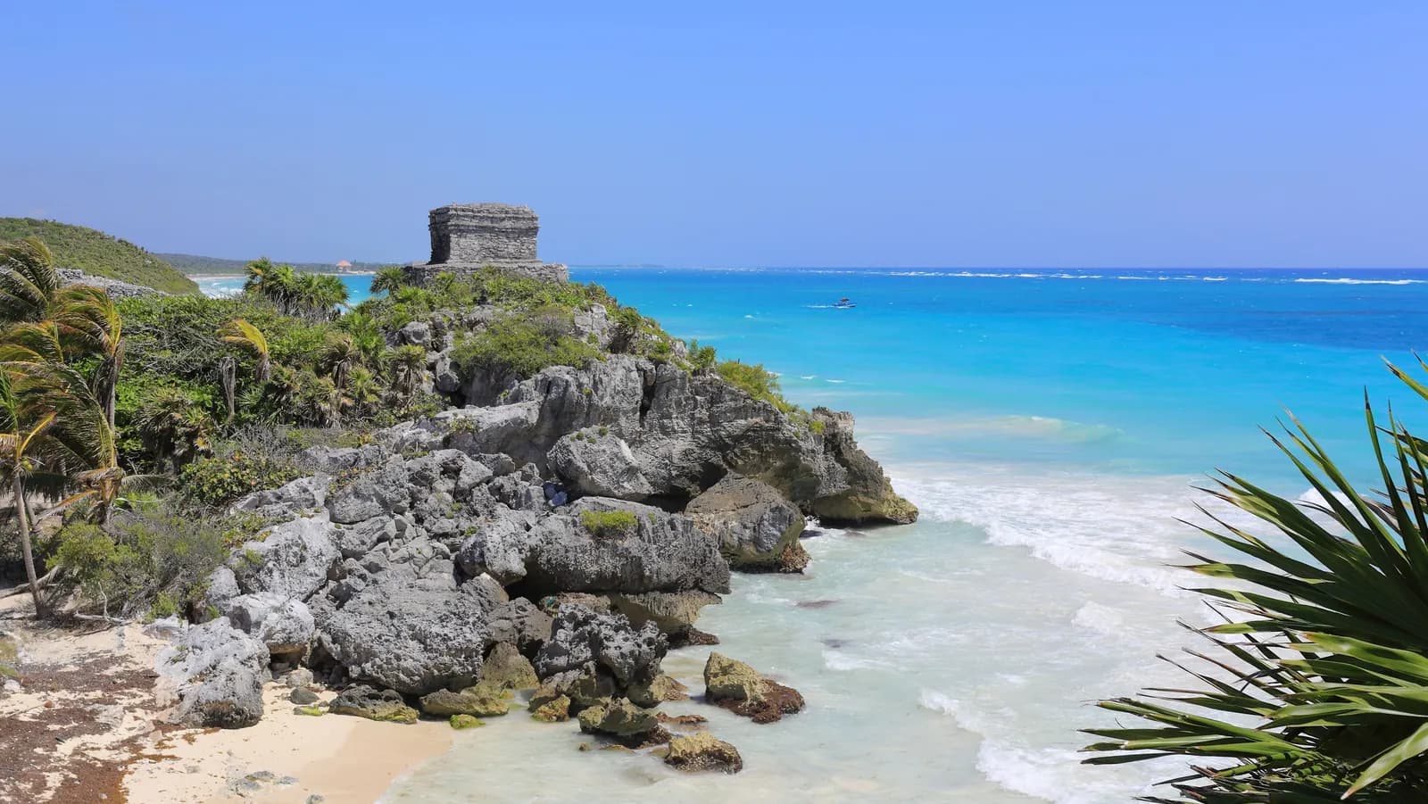 Costa de Tulum en la Riviera Maya: templo maya sobre un acantilado y mar Caribe turquesa